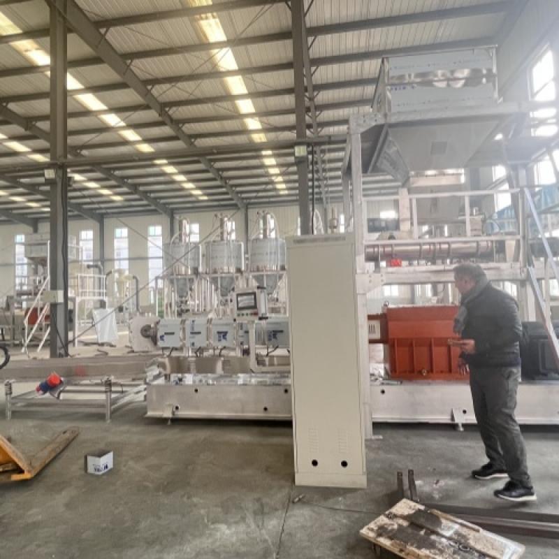 Twin screw extruder for livestock feed